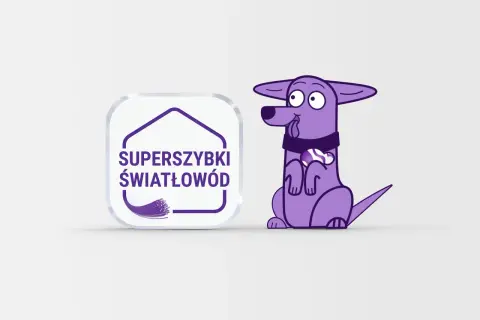 Fioletowy piesek z kością w łapce obok logo "Superszybki światłowód" z technologią GPON.
