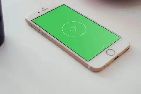 Złoty telefon z zielonym ekranem, na którym widać ikonę poziomicy.