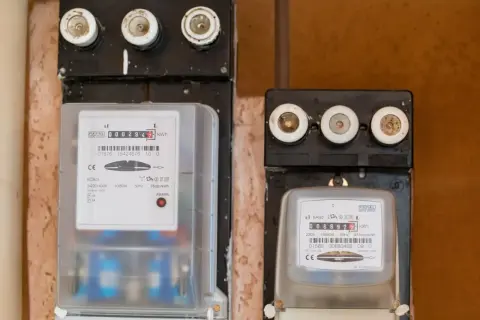 Dwa liczniki prądu, jeden z odczytem 0002947 kWh, drugi 0068922 kWh. Pomocne przy pytaniu jak odczytać licznik prądu Tauron.
