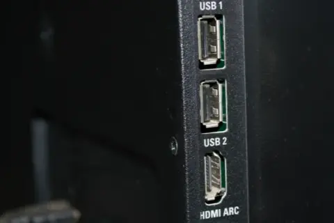 Jak podłączyć smartfona do telewizora przez USB - proste kroki i porady
