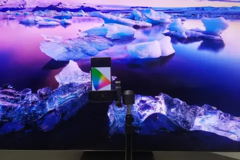 Telefon z kolorowym wzornikiem na tle lodowca. Idealny do kalibracji telewizora, by kolory były żywe jak na tym mroźnym krajobrazie.