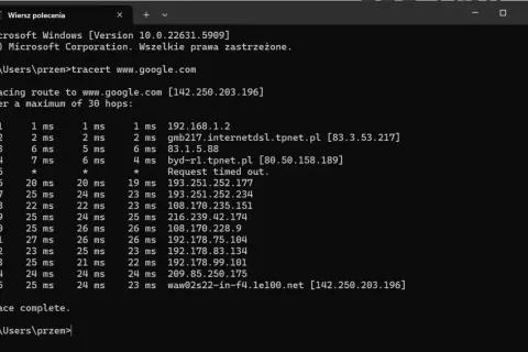 Wynik polecenia tracert do www.google.com, pokazujący trasę pakietów przez kolejne routery i czasy odpowiedzi.