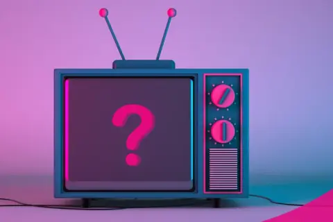 Jak odbierać telewizję naziemną bez dekodera? Stary telewizor z pytajnikiem na ekranie i logo TV+.