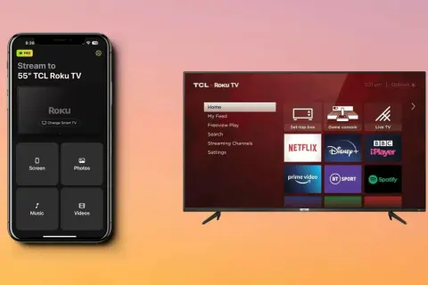 Aplikacja na iPhone pokazuje, jak udostępnić ekran z iPhone na TV TCL Roku. Widzimy opcje Screen, Photos, Music, Videos.