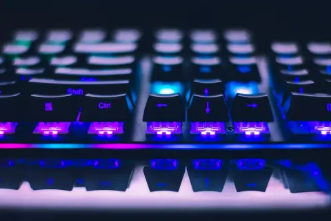 Klawiatura z fioletowym podświetleniem. Strzałki i klawisze Shift, Ctrl świecą. Komputer nie chce się włączyć, mimo że klawisze wyglądają na gotowe do akcji.