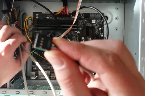 Jak podłączyć kable do płyty głównej Gigabyte bez błędów i problemów