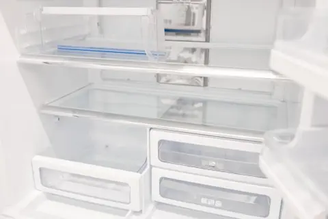 Puste półki i szuflady lodówki no frost. Zastanawiasz się, ile trwa rozmrażanie lodówki no frost?