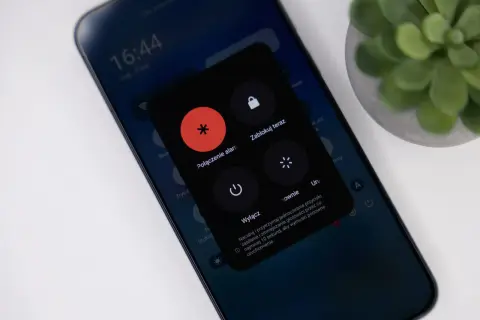 Menu z opcjami wyłączania telefonu. Pokazuje jak wyłączyć telefon, naciskając przyciski zasilania i głośności.
