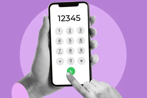 Dłoń trzyma smartfon z klawiaturą numeryczną. Palec naciska zieloną słuchawkę. Jak sprawdzić numer Orange?
