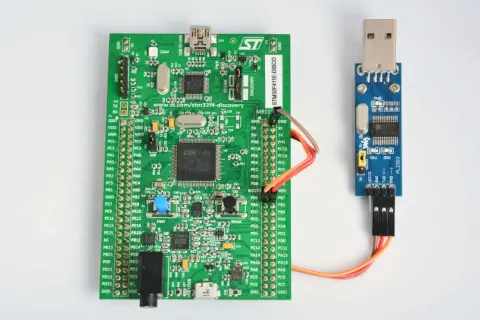 Płytka STM32F411E-DISCO połączona z adapterem USB-UART PL2303.