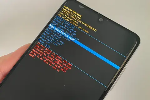Ekran trybu odzyskiwania Samsunga z opcją "Wipe data/factory reset". Po resecie telefonu igłą może być potrzebne konto Google.