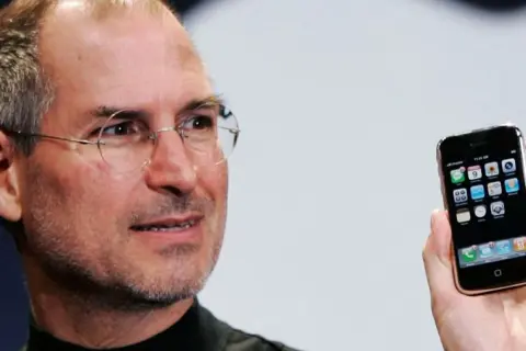 Steve Jobs prezentuje pierwszy iPhone, rewolucyjny smartfon, który zmienił świat.