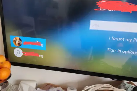 Ekran logowania Windows z polem PIN. Użytkownik może skorzystać z opcji "Zapomniałem PIN-u" lub "Opcje logowania".