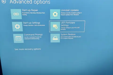 Ekran zaawansowanych opcji odzyskiwania systemu Windows. Widoczne opcje to: Naprawa systemu, Odinstaluj aktualizacje, Ustawienia uruchamiania, Ustawienia oprogramowania układowego UEFI (BIOS), Wiersz polecenia i Przywracanie systemu.