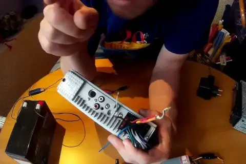 Jak podłączyć radio 12V do instalacji 24V bez ryzyka uszkodzenia
