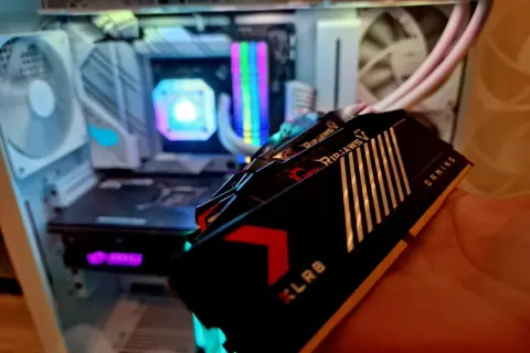 Różne rodzaje pamięci RAM, w tym moduły G.Skill Ripjaws V, gotowe do montażu w podświetlanym komputerze gamingowym.