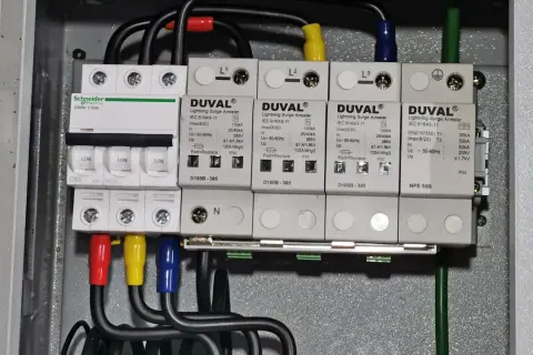 Zabezpieczenie przedlicznikowe z wyłącznikami i ochronnikami przepięciowymi DUVAL.