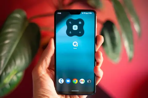 Dłoń trzyma smartfon z ikoną "Scans" na ekranie. To Twój podręczny skaner w telefonie, gotowy do działania.