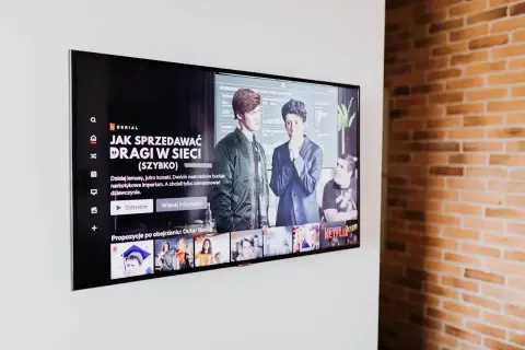 Telewizor wyświetla serial "Jak sprzedawać dragi w sieci". Zgubiony pilot? Nie martw się, jak włączyć telewizor bez pilota, gdy masz Netflixa.