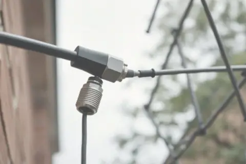 Jak podłączyć kabel antenowy do anteny siatkowej i uniknąć problemów z sygnałem