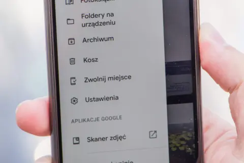 Menu telefonu pokazuje opcje: Foldery, Archiwum, Kosz, Zwolnij miejsce, Ustawienia. Gdzie jest kosz w telefonie? Tutaj!
