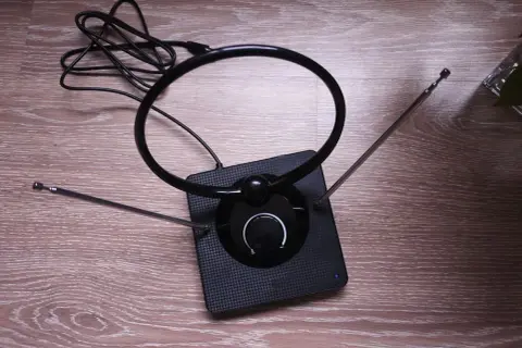 Nowoczesna, mocna antena pokojowa do telewizji naziemnej z regulacją wzmocnienia. Idealna do odbioru sygnału w domu.