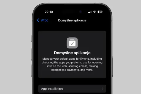 Ekran iPhone'a z opcją "Domyślne aplikacje". Dowiedz się, jak zmienić nazwę iPhone'a i dostosować domyślne aplikacje.