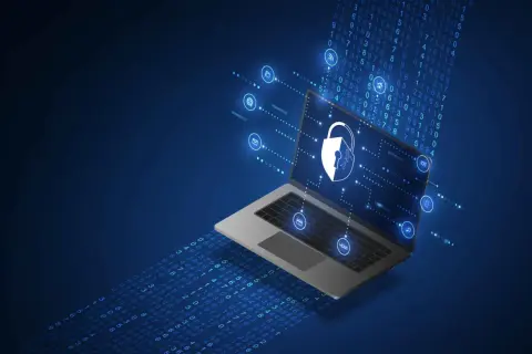 Ranking antywirusów: laptop z ikonami bezpieczeństwa i strumieniem danych.