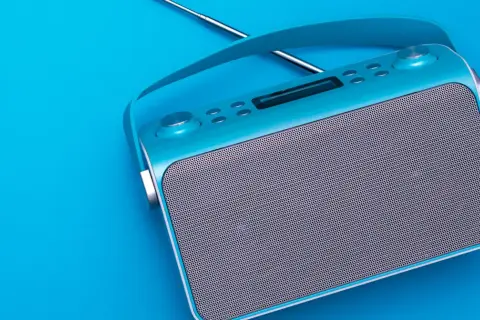 Turkusowe radio DAB, co to za nowoczesne urządzenie? Elegancki design, antena i głośnik.