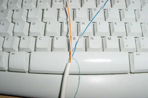 Kabel telefoniczny 4 żyłowy jak podłączyć? Pomarańczowa i niebieska żyła na klawiaturze.