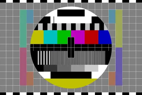 Testowy obrazek telewizyjny. Brak sygnału telewizji naziemnej dzisiaj, więc oglądamy tylko kolory i paski.