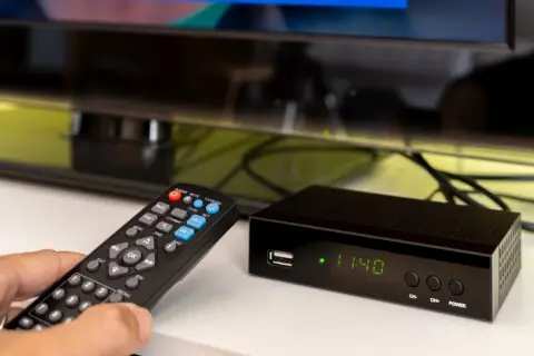 Pilot do telewizji naziemnej obok dekodera. Zastanawiasz się, jaki dekoder do telewizji naziemnej wybrać?