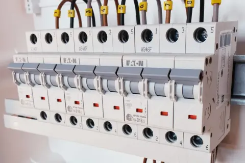 Instalacja elektryczna w domu: rząd bezpieczników Eaton i xPole Home. Wybór odpowiednich bezpieczników to klucz do bezpieczeństwa.