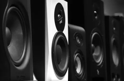 Rząd głośników studyjnych, jeden biały, reszta czarna. Zastanawiasz się spdif co to? To cyfrowe połączenie audio.