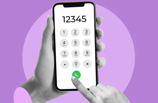 Dłoń trzyma smartfon z klawiaturą numeryczną. Palec naciska zieloną słuchawkę. Jak sprawdzić numer Orange?