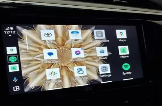 Ekran samochodu z ikonami aplikacji, w tym Toyota, Mapy, Telefon i Spotify. Próbuję połączyć się przez bluetooth, ale bezskutecznie.