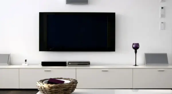 Nowoczesny salon z dużym telewizorem, idealny do tworzenia własnego rankingu telewizorów 75 cali.
