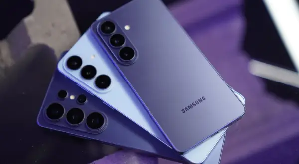 Dwa telefony Samsung w odcieniach fioletu i błękitu, z widocznymi modułami aparatów. Zapowiedź premiery Samsung S26.