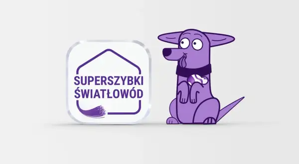 Fioletowy piesek z kością w łapce obok logo "Superszybki światłowód" z technologią GPON.