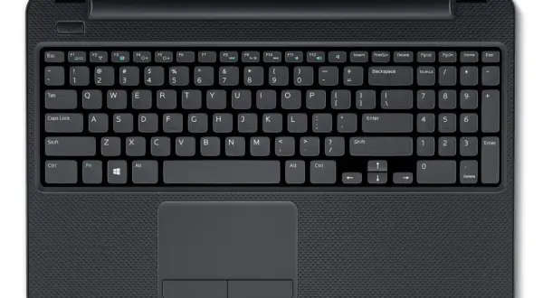 Klawiatura laptopa z touchpadem. Dowiedz się, jak wyłączyć klawiaturę w laptopie, korzystając z klawiszy funkcyjnych lub ustawień systemu.