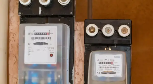 Dwa liczniki prądu, jeden z odczytem 0002947 kWh, drugi 0068922 kWh. Pomocne przy pytaniu jak odczytać licznik prądu Tauron.