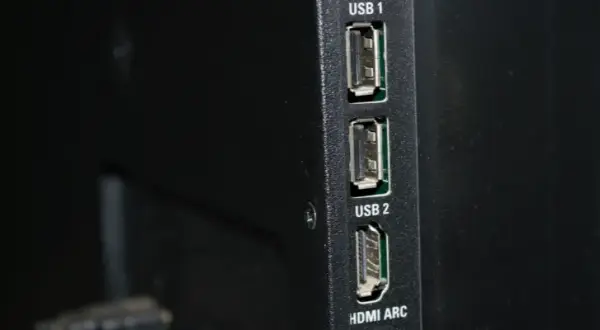 Jak podłączyć smartfona do telewizora przez USB - proste kroki i porady
