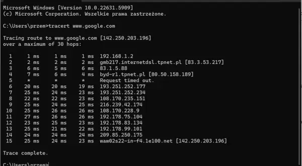 Wynik polecenia tracert do www.google.com, pokazujący trasę pakietów przez kolejne routery i czasy odpowiedzi.