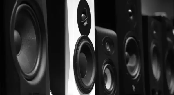 Rząd głośników studyjnych, jeden biały, reszta czarna. Zastanawiasz się spdif co to? To cyfrowe połączenie audio.