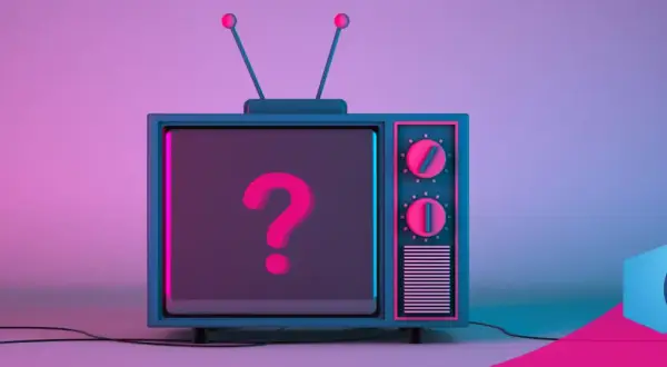 Jak odbierać telewizję naziemną bez dekodera? Stary telewizor z pytajnikiem na ekranie i logo TV+.