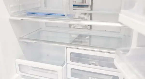 Puste półki i szuflady lodówki no frost. Zastanawiasz się, ile trwa rozmrażanie lodówki no frost?