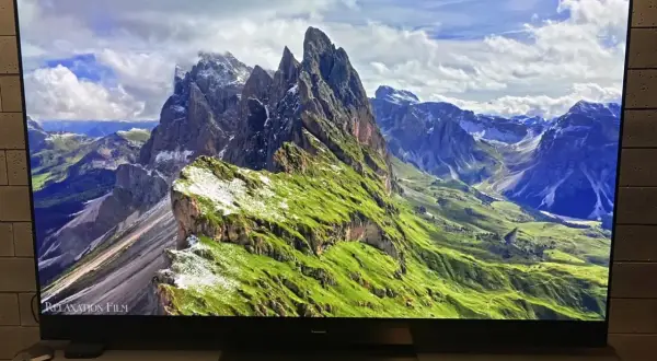 Piękny krajobraz górski na ekranie telewizora 65 cali. Idealny do relaksu, jak z rankingu telewizorów 65 cali.