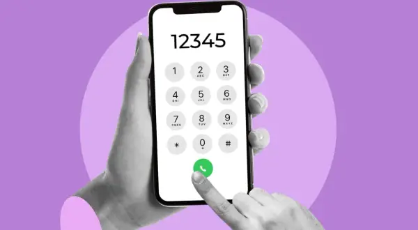 Dłoń trzyma smartfon z klawiaturą numeryczną. Palec naciska zieloną słuchawkę. Jak sprawdzić numer Orange?