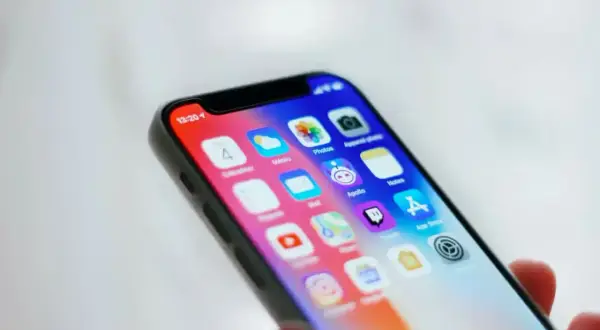 Ekran iPhone'a z ikonami aplikacji. Ustawienia kontroli rodzicielskiej iPhone pomagają zarządzać dostępem do treści.