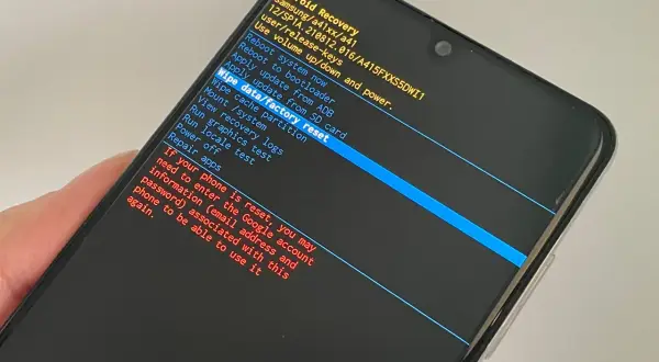Ekran trybu odzyskiwania Samsunga z opcją "Wipe data/factory reset". Po resecie telefonu igłą może być potrzebne konto Google.